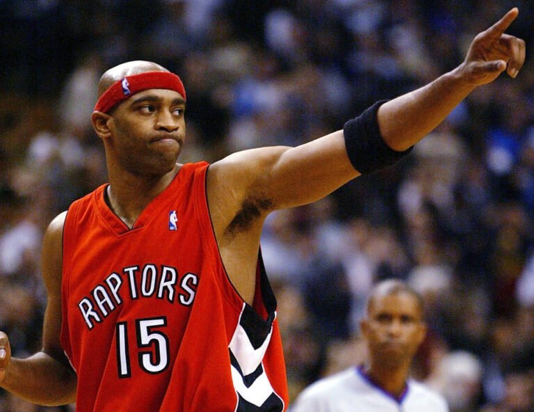 TORONTO - NOVEMBER 3: Vince Carter #15 of the Toronto Raptors salutes the crowd after beating the Houston Rockets 95-88 during a game at the Air Canada Center on November 3, 2003 in Toronto, Canada. NOTE TO USER: User expressly acknowledges and agrees that, by downloading and or using this photo, User agrees to the terms and conditions of the Getty Images License Agreement. (Photo by Dave Sandford/Getty Images)