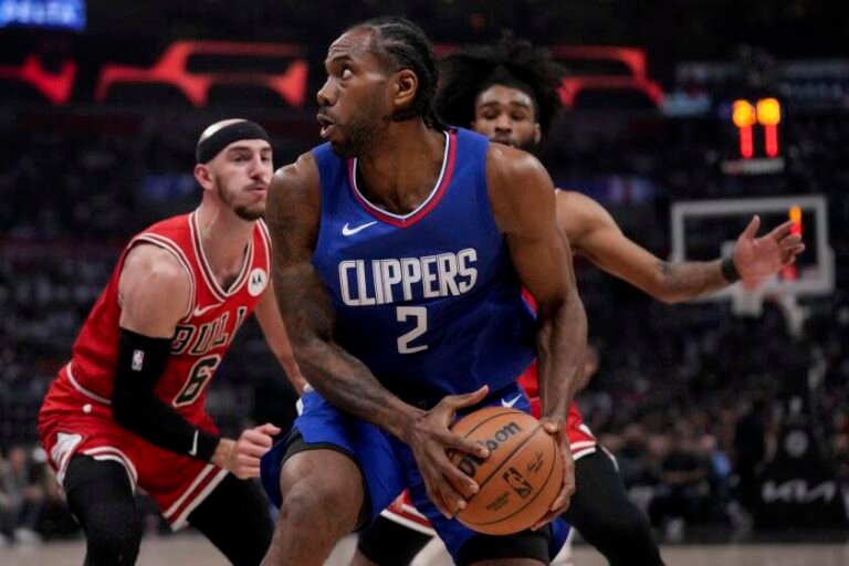 Los Angeles Clippers forward Kawhi Leonard (2) is defended by Chicago Bulls guards Alex Caruso.