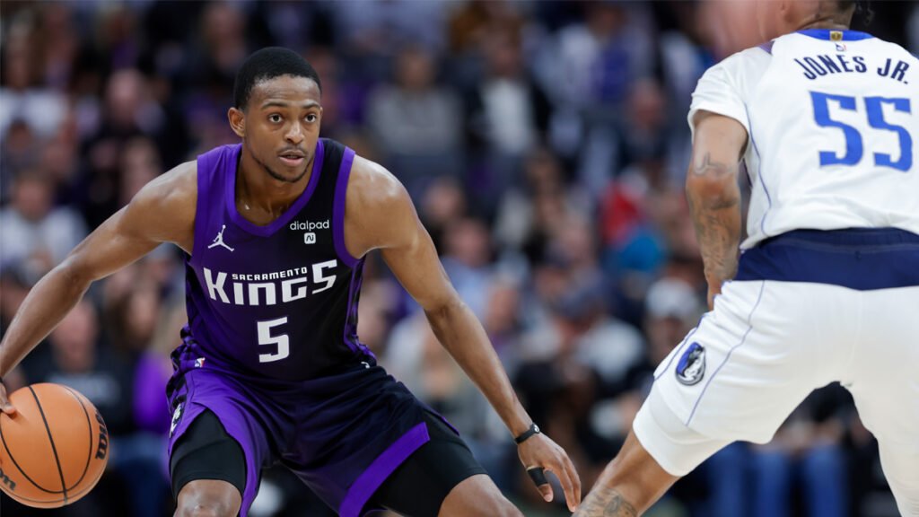 Kings star Fox admits he'll likely play with finger injury all season