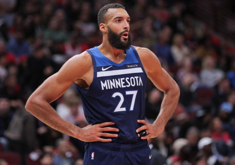 CHICAGO, IL - OCTOBER 16: Minnesota Timberwolves center Rudy Gobert (27) during the second half of a preseason game against the Chicago Bulls on October 16, 2024 at the United Center in Chicago, Illinois. (Photo by Melissa Tamez/Icon Sportswire via Getty Images)