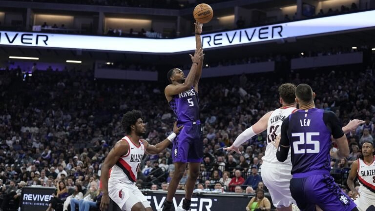 What we learned as new Kings duo Fox, DeRozan fuel first win of season