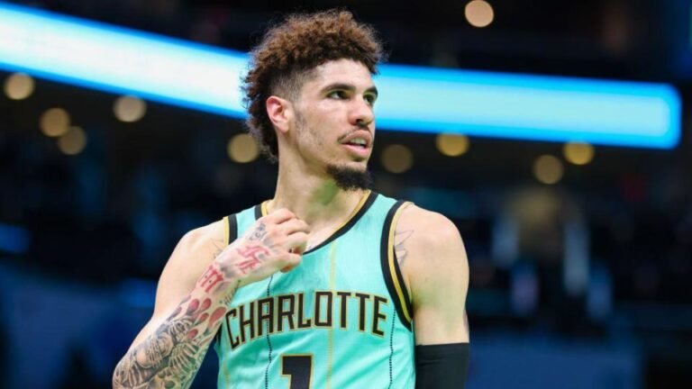 LaMelo Ball during the victory of the Charlotte Hornets over the Milwaukee Bucks on November 16