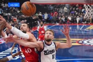 Los Angeles Clippers center Ivica Zubac, left, and Sacramento Kings forward Domantas Sabonis reach for a rebound during the first half of an Emirates NBA Cup basketball game, Friday, Nov. 22, 2024, in Inglewood, Calif. (AP Photo/Mark J. . Terrill)