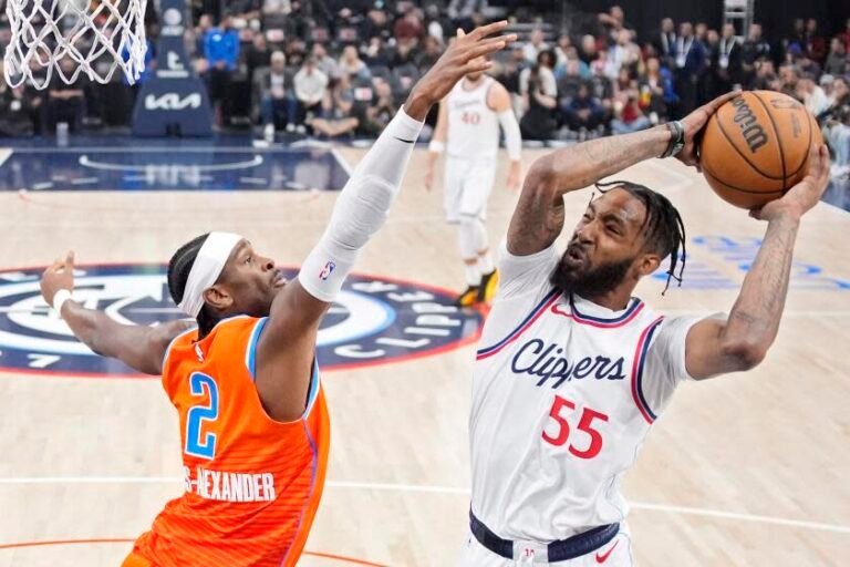 Los Angeles Clippers forward Derrick Jones Jr., right, shoots as Oklahoma City Thunder guard Shai Gilgeous-Alexander defends during the first half of an NBA basketball game, Saturday, Nov. 2, 2024, in Inglewood, Calif. ( AP Photo/Mark). J. Terrill)