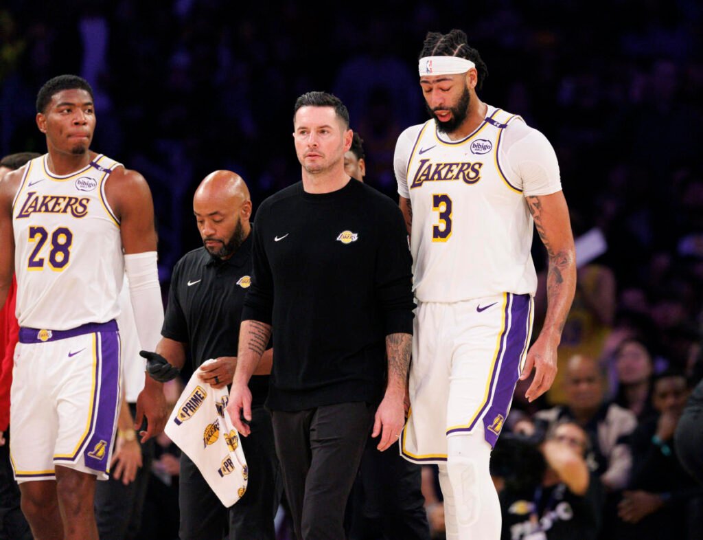 Lakers star Anthony Davis cleared to play after eye poke knocked him out of win over Raptors early