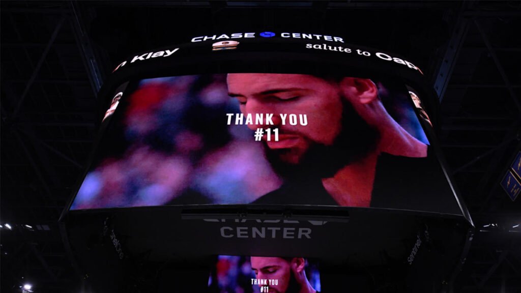 Watch Klay's emotional reaction to Warriors tribute in return